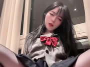 かわいいアジアの女の子のシルクの下着からかい