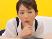 オーラルセックスを楽しむためにしゃがむの女の子